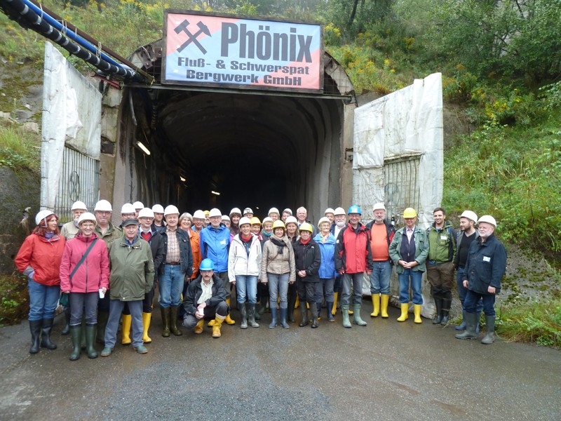 Die Exkursionsgruppe am Mundloch der Fahrwendel des „Phönix“-Flussspatbergwerkes