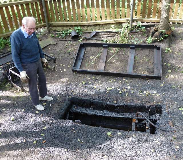 Hans Stutzke vom Heimatbund Hänigsen erklärt an einer Teerkuhle (oberflächig austretendes Erdöl) auf dem Kuhlenberg bei Hänigsen das historische „Theerschöpfen“. (Foto: J. Rascher)