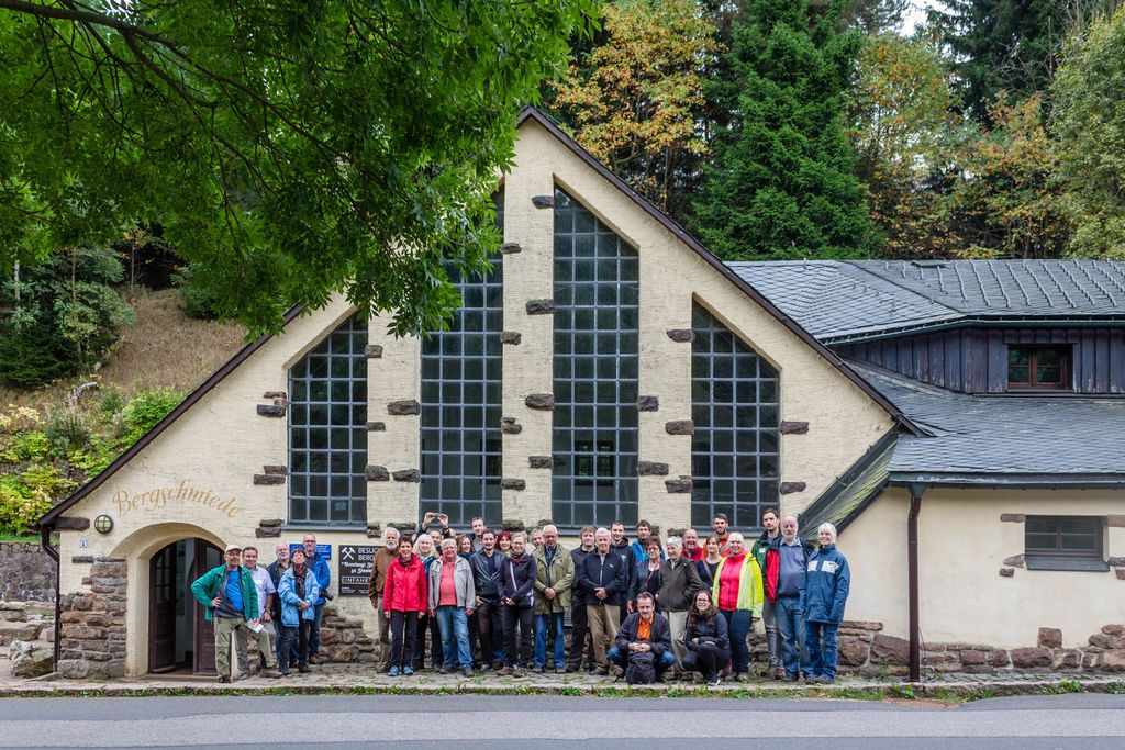 Exkursionsgruppe vor der ehemaligen Bergschmiede des Tiefen Bünau Stolln in Altenberg