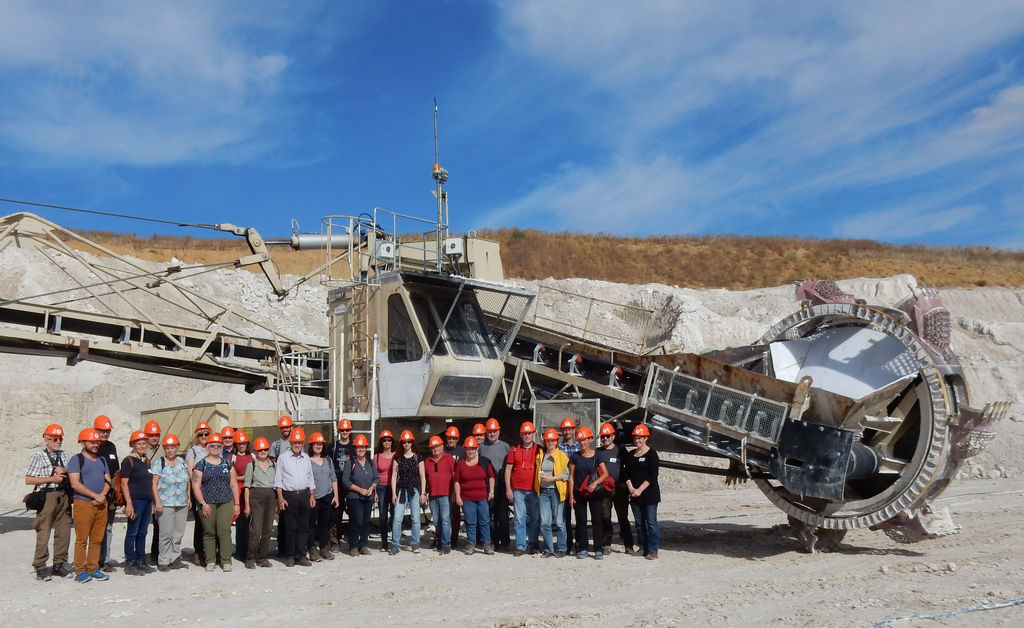 Exkursionsgruppe im Kaolintagebau Schleben/Crellenhain der Kemmlitzer Kaolinwerke GmbH (Foto: Rascher)