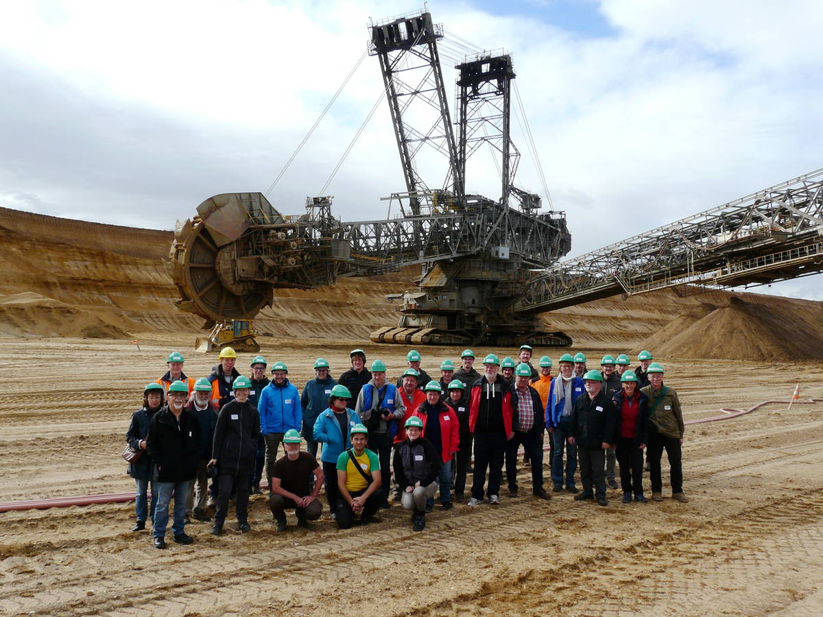 Exkursionsgruppe vor dem Vorschnittbagger im Tagebau Hambach (Foto: T. Oswald)