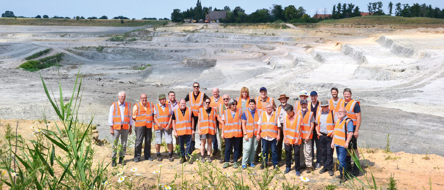 Exkursionsgruppe im Eozänton-Tagebau bei Friedland (Foto: S. Wittwer)