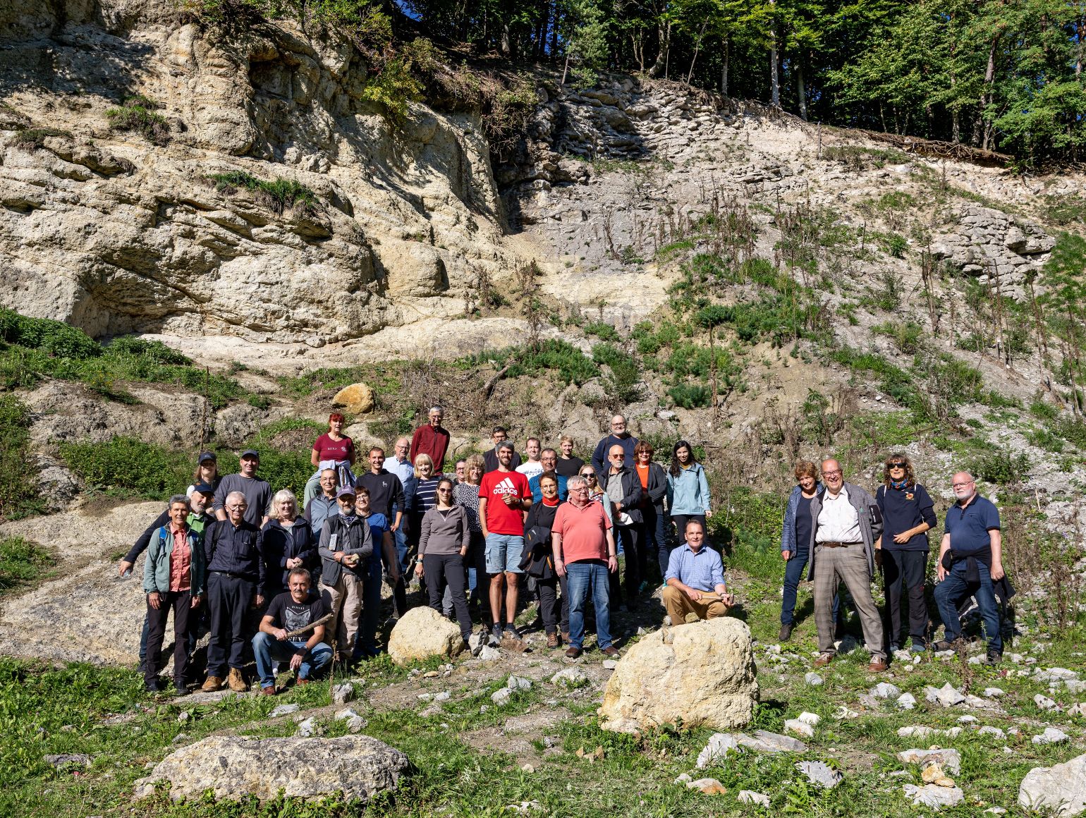 Besuch des Geotops Altenbürg bei Nördlingen (UNESCO Global Geopark Ries). In dem auflässigen Steinbruch zwischen innerem Ring und äußerem Rand des Rieskraters stehen Kalksteine und das Impaktgestein Suevit (auch Traß genannt) an. (Foto: S. Wittwer)