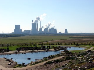 Braunkohlenkraftwerk Boxberg/Oberlausitz, im Vordergrund rekultivierte Kippenflächen